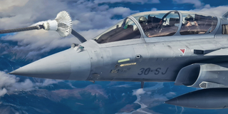 Ett Rafale-stridsflygplan från det franska flyg- och rymdvapnet tankar från ett franskt militärt tankflygplan av typen A330 MRTT Phénix över Alaska under Pegase 2026, ett uppdrag där det franska flyg- och rymdvapnet ska föra franska militärflygplan från Arktis till Indo-Stillahavsområdet. Bilden är tagen onsdagen den 9 september 2026. (Foto: Nicolas Garriga / TT)