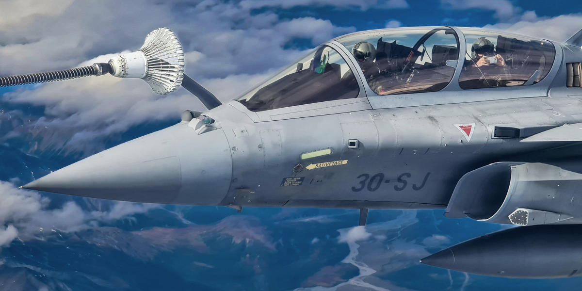 Ett Rafale-stridsflygplan från det franska flyg- och rymdvapnet tankar från ett franskt militärt tankflygplan av typen A330 MRTT Phénix över Alaska under Pegase 2026, ett uppdrag där det franska flyg- och rymdvapnet ska föra franska militärflygplan från Arktis till Indo-Stillahavsområdet. Bilden är tagen onsdagen den 9 september 2026. (Foto: Nicolas Garriga / TT)