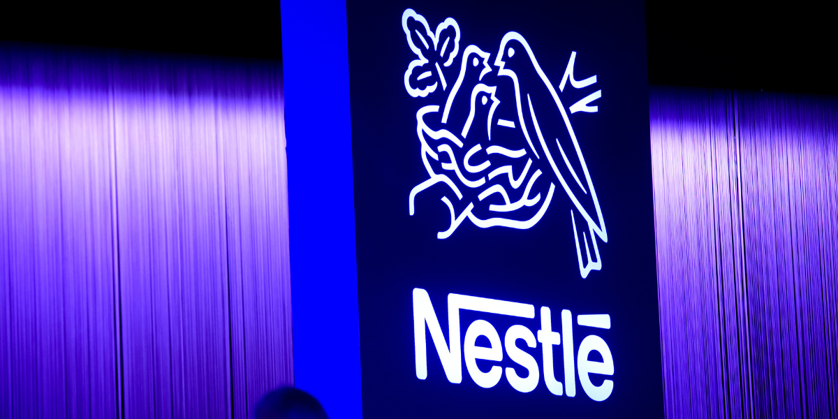 Nestlés logotyp syns under årsstämman för världens största livsmedels- och dryckesföretag, Nestlé-koncernen, i Lausanne i Schweiz torsdagen den 12 april 2018. (Foto: Jean-Christophe Bott / Keystone via AP / TT)