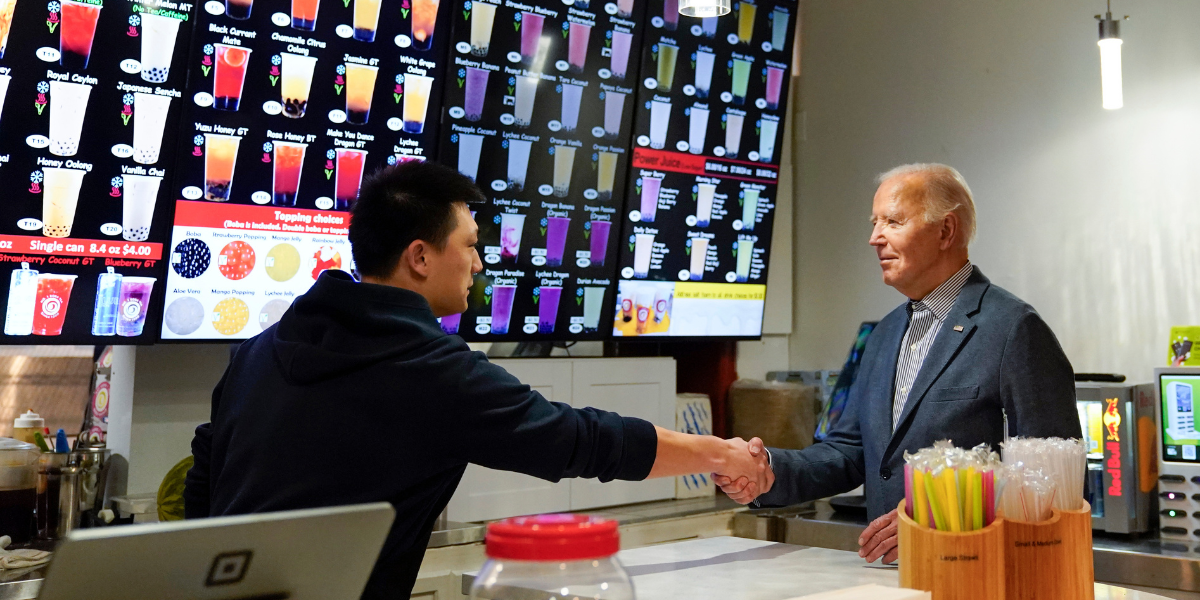 President Joe Biden skakar hand med en anställd på ett bubbelte-café i Las Vegas. Samma typ av te som fanns med i ordrar i Arizona-bedrägeriet. (Foto: Stephanie Scarbrough / AP / TT)