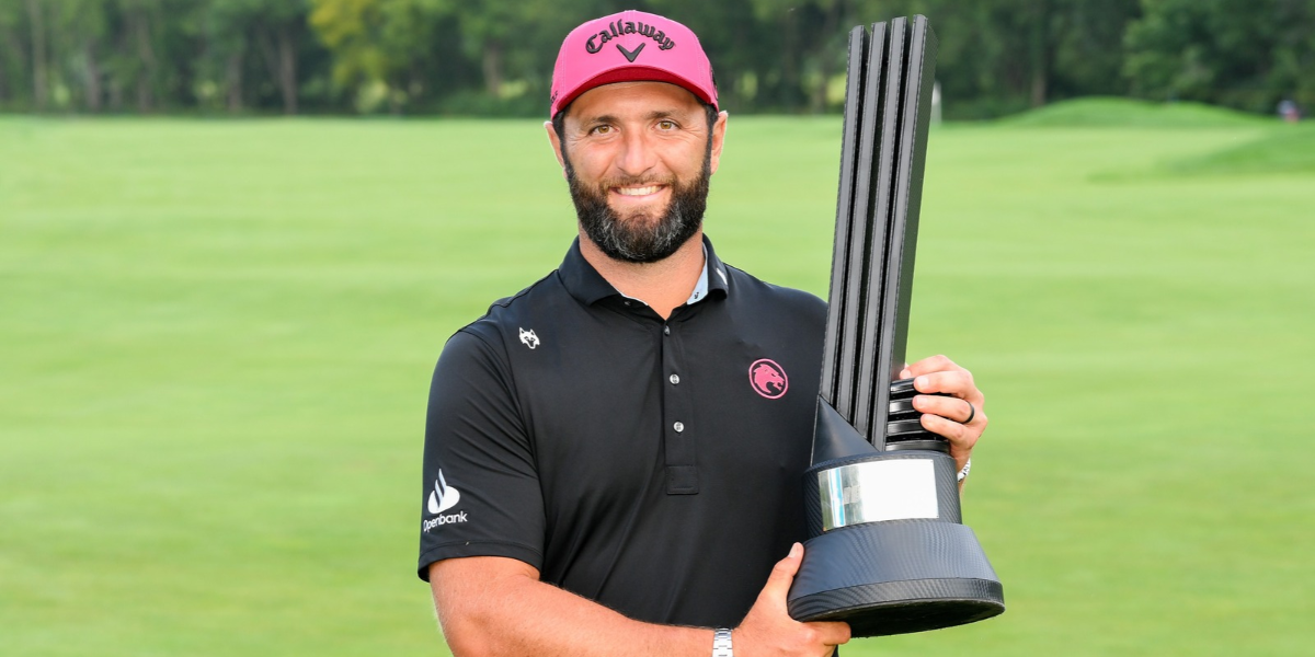 LIV Golfs säsongsmästare och lagkapten Jon Rahm från Legion XIII poserar med pokalen efter den sista rundan av LIV Golf Indianapolis söndagen den 23 augusti 2026 i Westfield, Indiana. (Montana Pritchard/LIV Golf via AP)