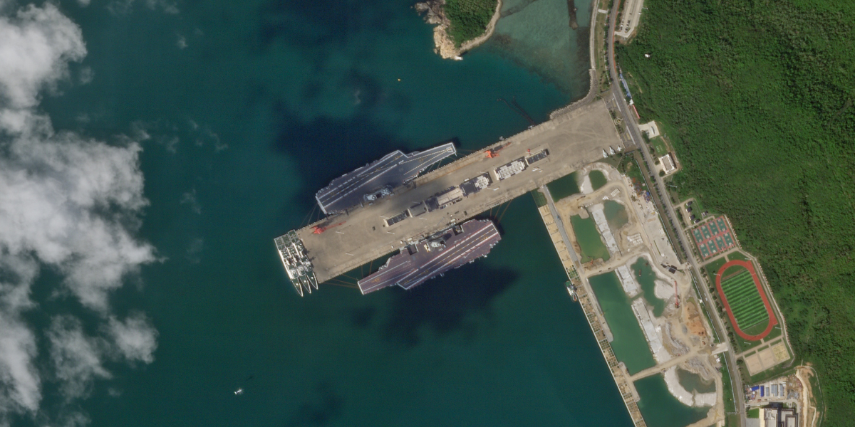 På den här satellitbilden från Planet Labs PBC, tagen den 8 oktober 2025, syns de kinesiska hangarfartygen Shandong och Fujian vid flottbasen Yulin nära Sanya i Kina. (Foto: Planet Labs PBC via AP / TT)