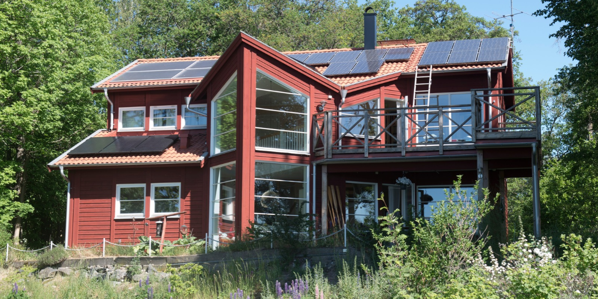 En röd villa med vita knutar med solpaneler på taket Foto: Fredrik Sandberg / TT