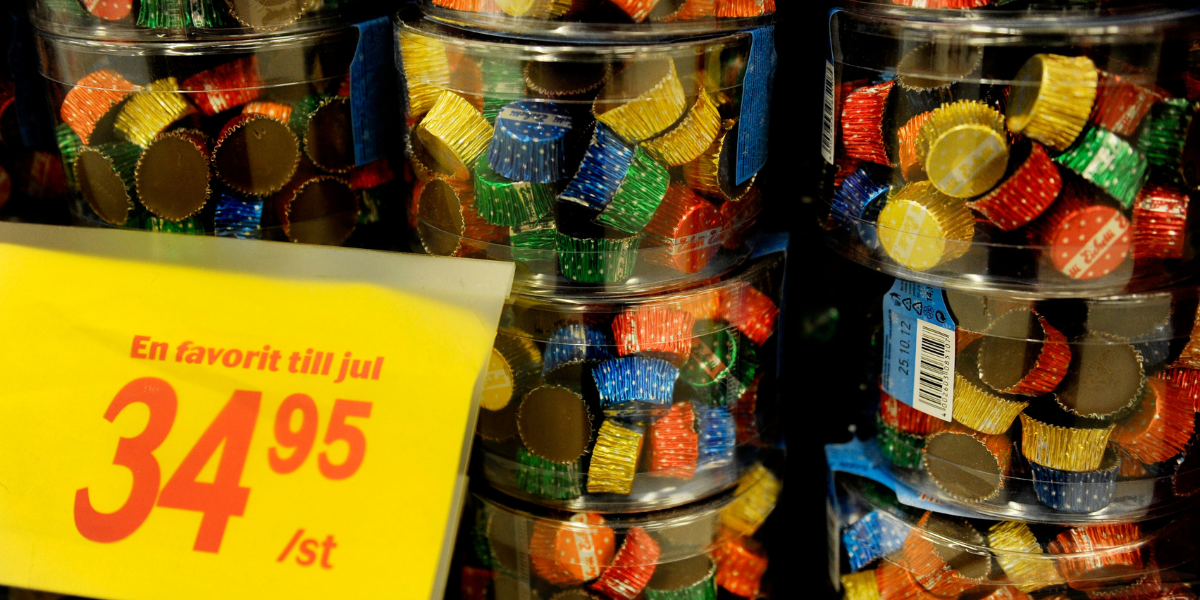 Massvis med burkar av ischoklad på Coop med en prisskylt framför i gult och rött från 2011.