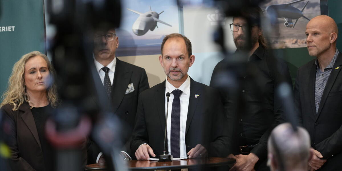 Danmarks försvarsminister Jeppe Bruus (S) (mitten), vid torsdagens pressträff.