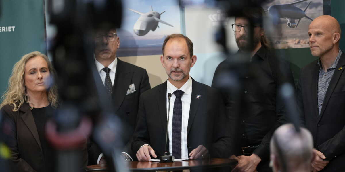 Danmarks försvarsminister Jeppe Bruus (S) (mitten), vid torsdagens pressträff.