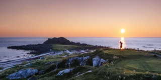 Spela golf under midnattssolen i Lofoten.