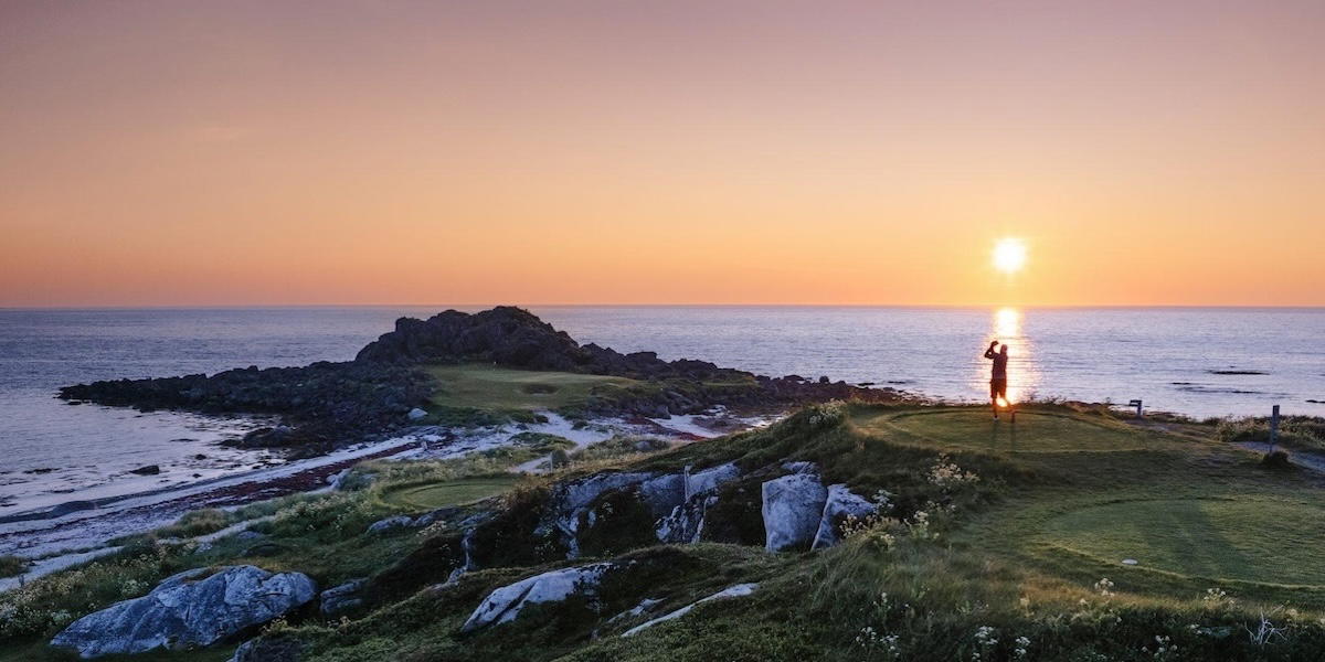 Spela golf under midnattssolen i Lofoten.