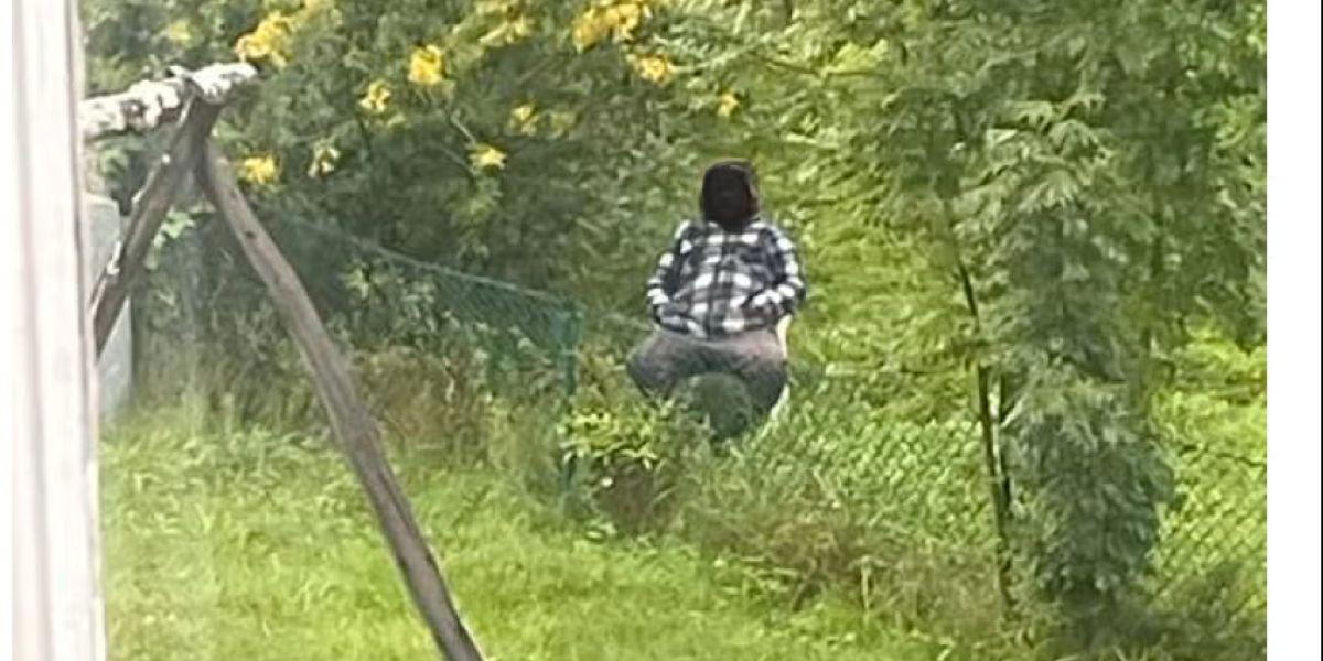 Ett av bevisen i rätten. Ex-politikern sitter – i timmar enligt familjen – vid tomtgränsen och stirrar. Nu går han till Högsta domstolen med fallet.