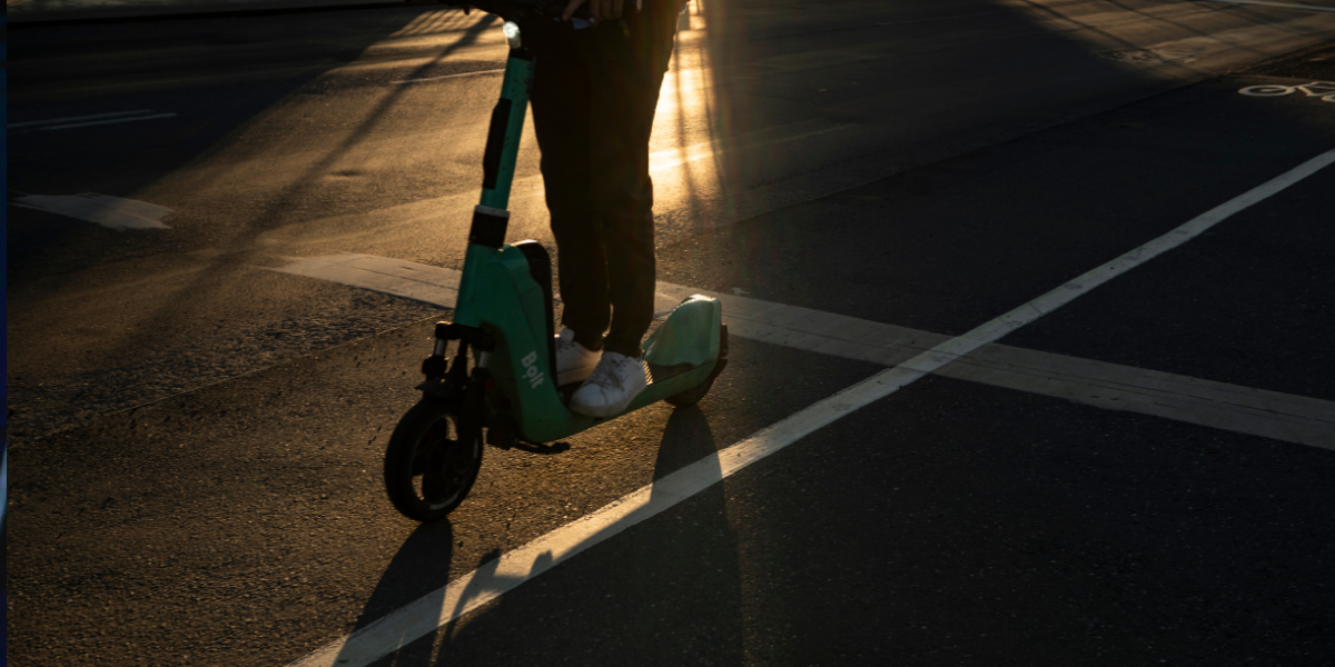 En elsparkcykel i motljus.