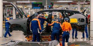 Skalet av en EX60 inspekteras i fabriken.