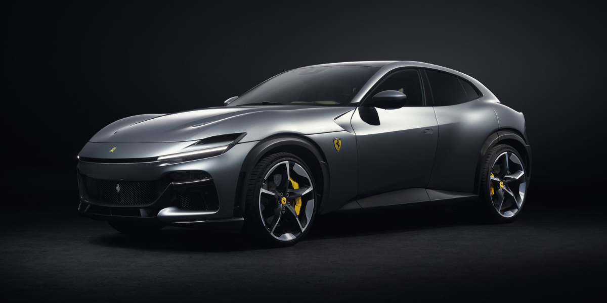Ferrari Purosangue mot mörk bakgrund.