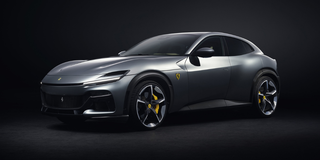 Ferrari Purosangue mot mörk bakgrund.