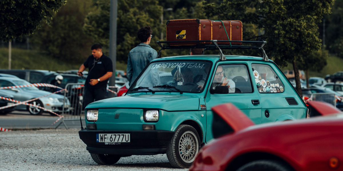 En turkos Fiat med polsk registreringsskylt.