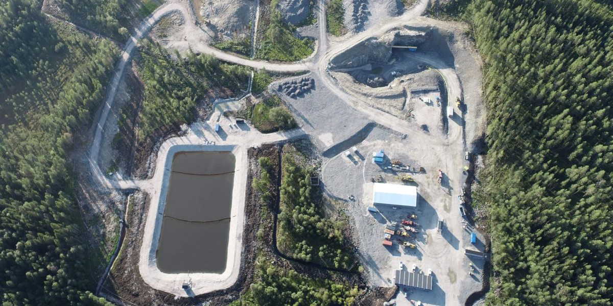 Översiktsbild från Fäbodtjärngruvan. Botnia Gold ger nu en uppdateringen efter misstänkta mordbranden i helgen. Två fick föras till sjukhus.