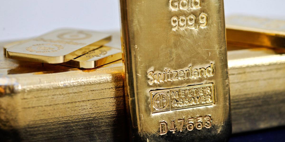 Guldtackor med stämpeln 999,9 i rent guld.