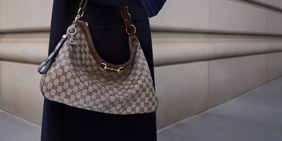 Lyxvaror som Gucciväskan har ökat i pris - men det är på outlet de tjänar de stora pengarna