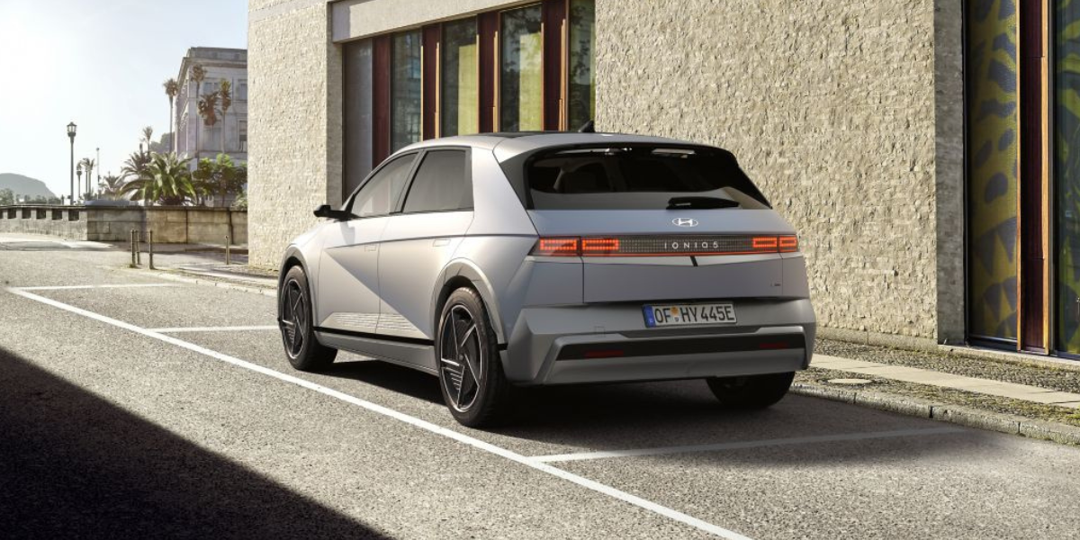 Hyundai Ioniq 5 snett bakifrån.