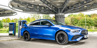 En blå Mercedes-Benz CLA laddar.
