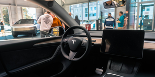 Insidan av en Model Y.