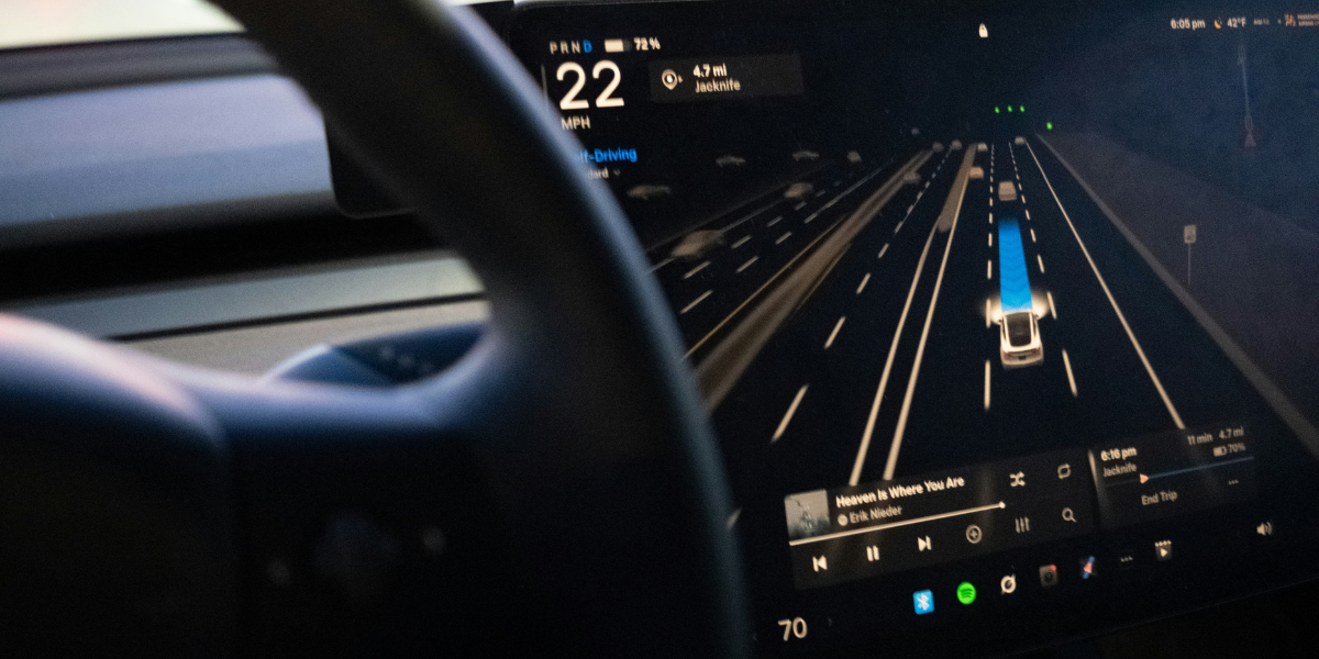 Närbild på infotainmentskärmen i en Model Y.