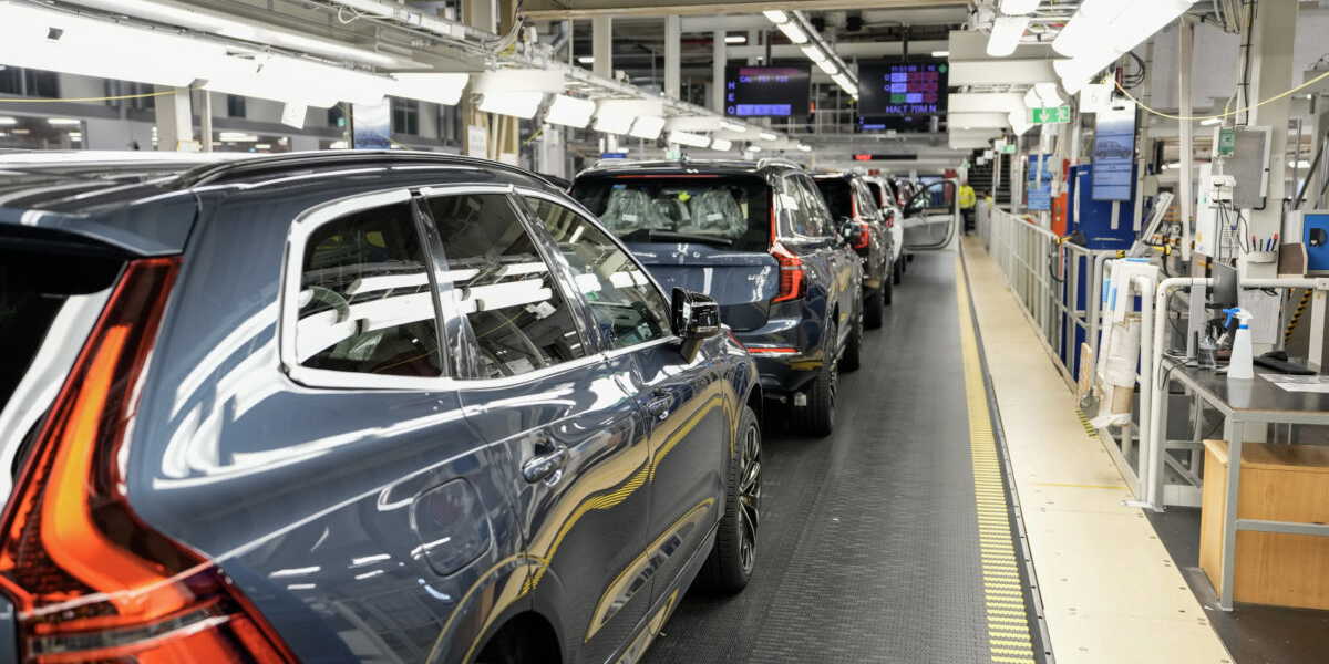 Modellerna EX60 och EX90 rullar på bandet i Volvo Cars fabrik i Torslanda. Arkivbild.