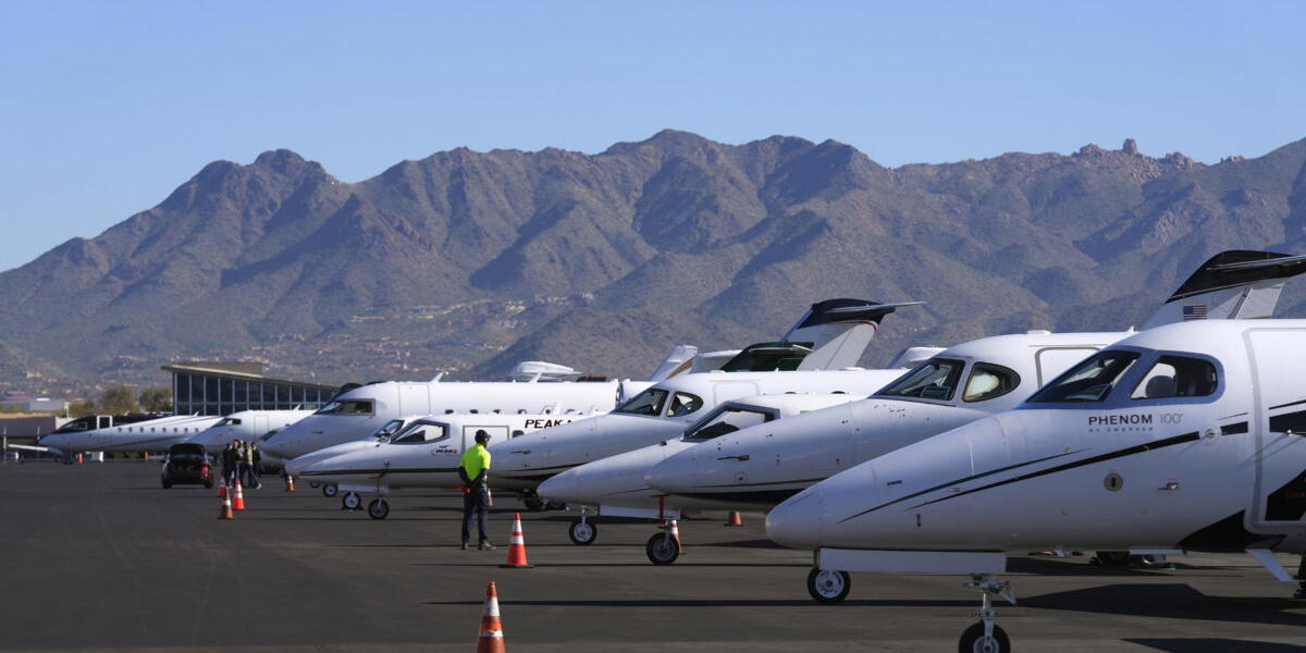 Nästan 100 privatjet lyfte i närheten av Super Bowls finalarena inom två timmar efter att finalen i amerikansk fotboll avslutats i år, enligt Business Insider. Organisationen Oxfam kritiserar det flitiga privatflygandet. Arkivbild. 