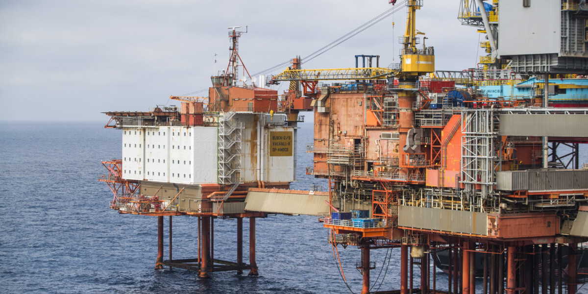 På bilden syns delar av Aker BP:s plattform Valhall i Nordsjön med den nedlagda hotellriggen till vänster. Arkivbild.