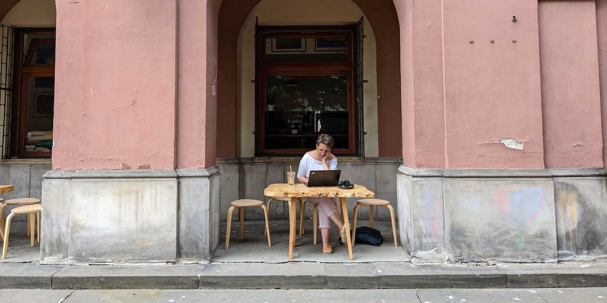 Jobba på dator på cafe