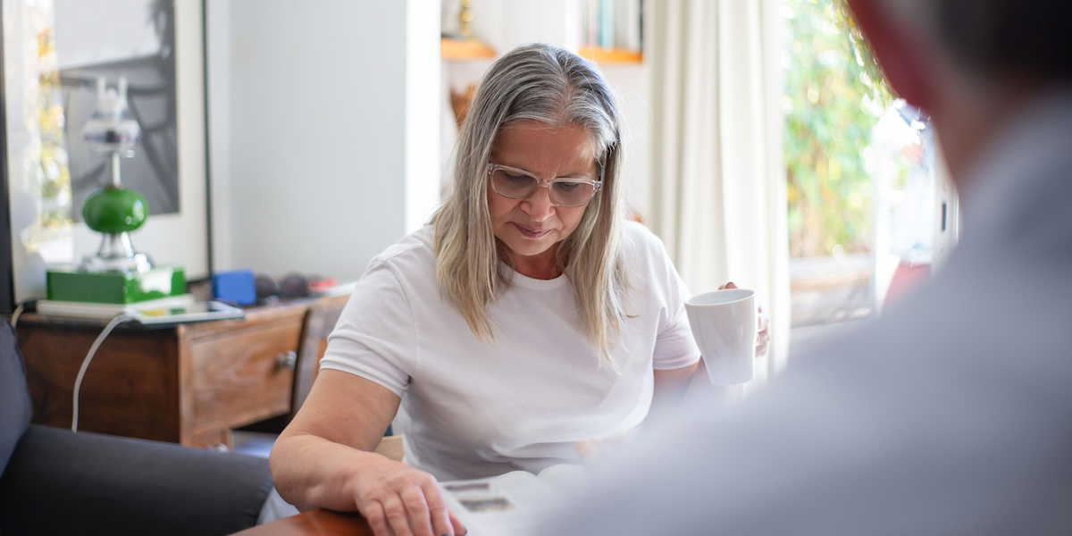Kvinna som kolla på sin pension