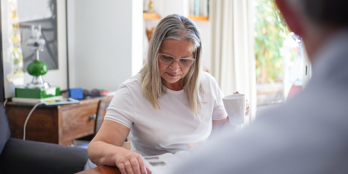 Kvinna som kolla på sin pension