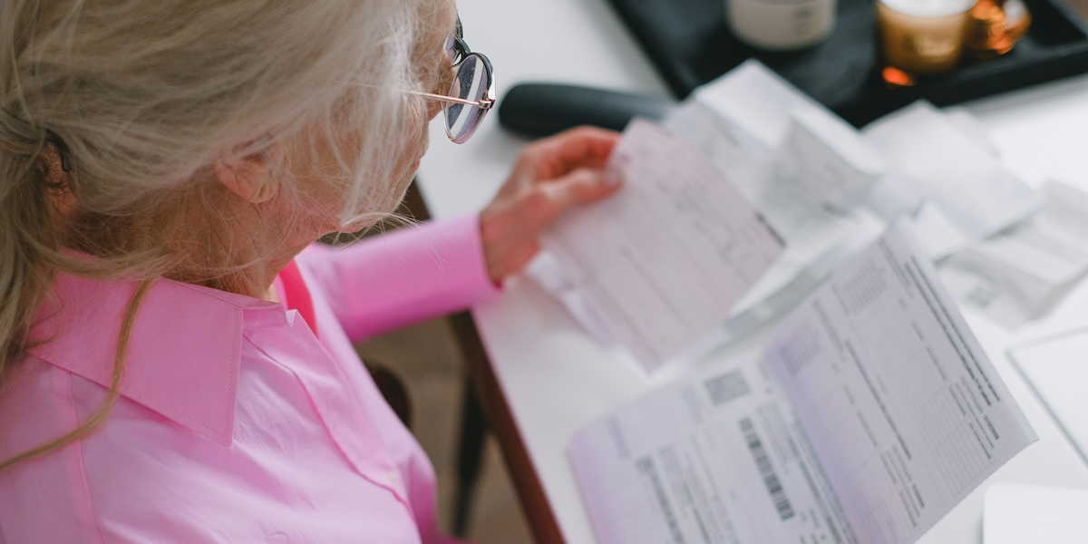 För ensamstående över 65 år går nästan fyra av tio kronor av inkomsten till boendet
