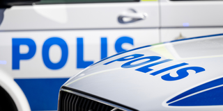 Polisbilar i närbild.