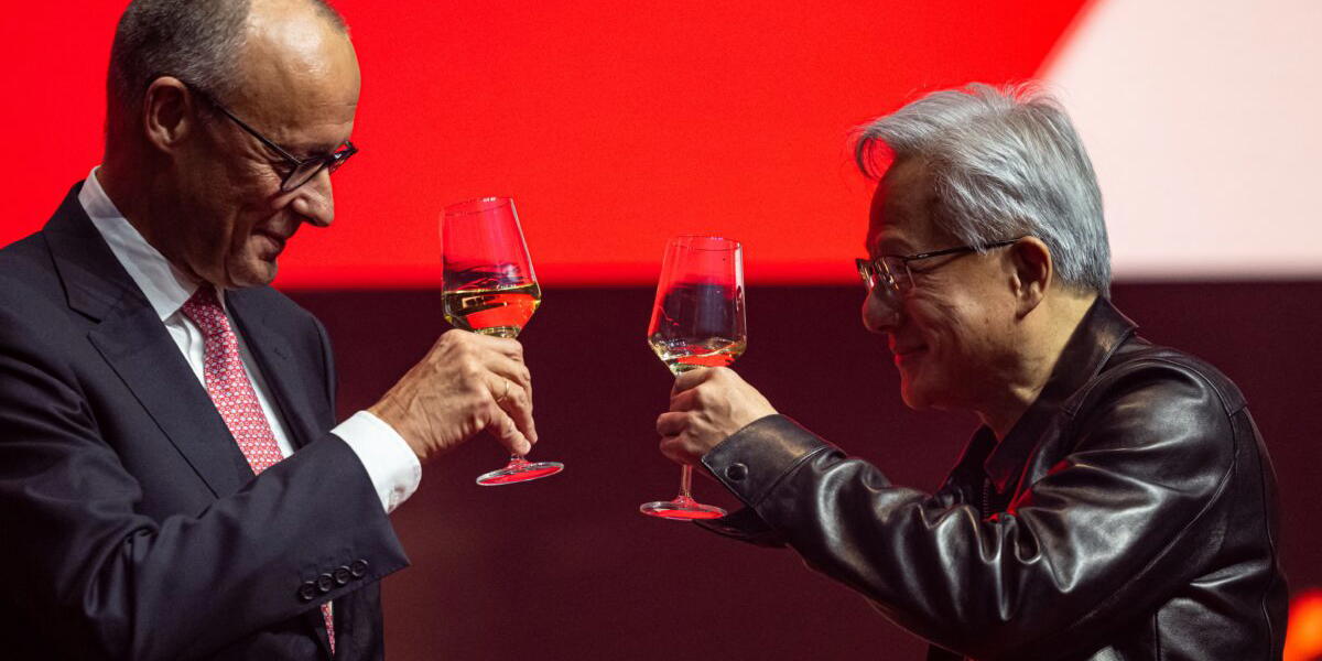”Prost!". Förbundskansler Friedrich Merz, till vänster, skålar med Nvidias vd Jensen Huang under en investerarkonferens i Berlin.