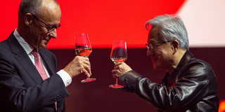 ”Prost!". Förbundskansler Friedrich Merz, till vänster, skålar med Nvidias vd Jensen Huang under en investerarkonferens i Berlin.