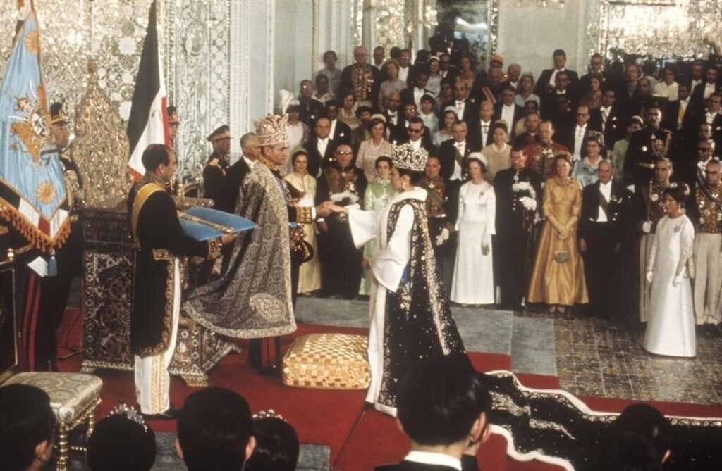 Ceremonin skulle symbolisera en modernisering av landet och en förbättrad roll för kvinnor i samhället. 