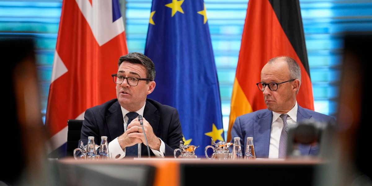 Andy Burnham med Tysklands Friedrich Merz. Burnham ångrar Brexit och hävdar att ryssarna påverkade brittiska omröstningen 2016.