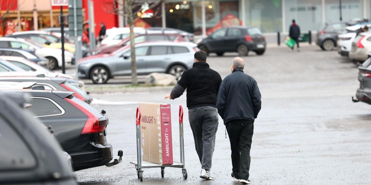 Ett år och åtta månader i fängelse blev 2 000 kr i böter i hovrätten, som tack vare en polis som vittnar tror på 44-åringen som jagade i fatt en annan bilist.