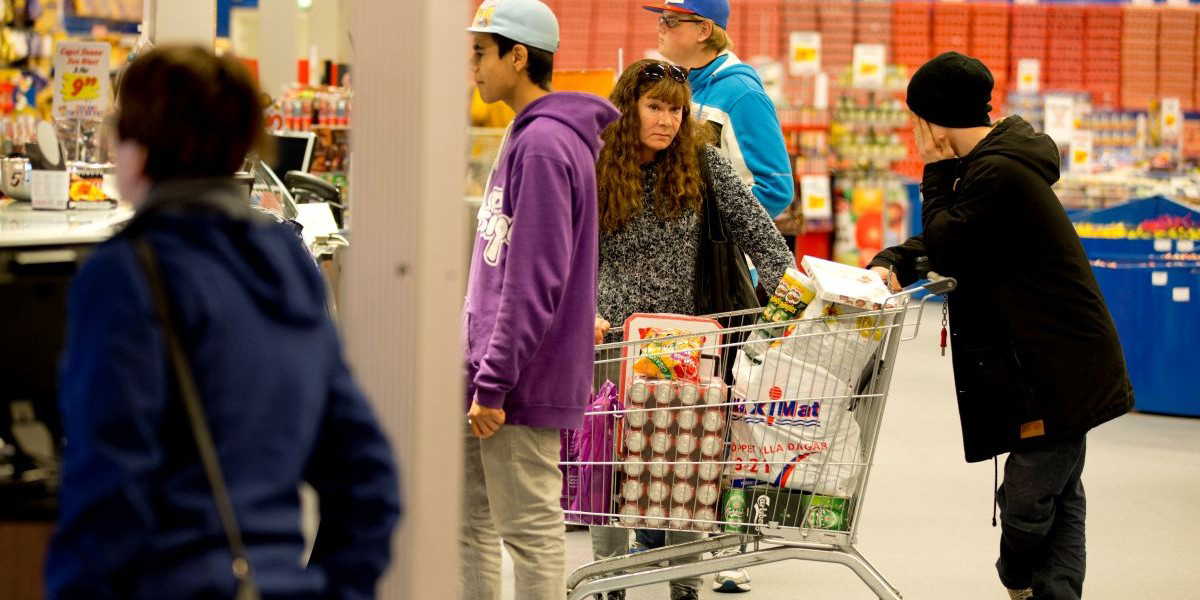 Kontanter går bra i matbutik och apotek även i fortsättningen – men EU kommer med en maxgräns för kontanter och Sverige kan införa ännu hårdare regler.