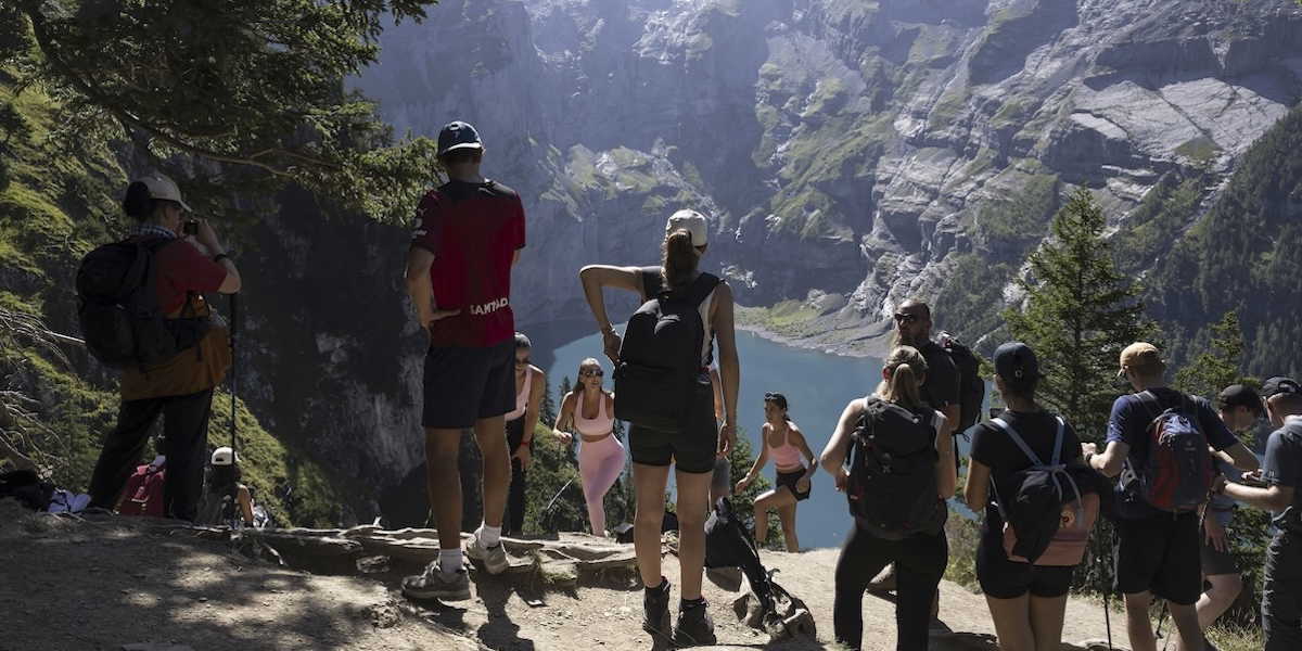 Den berömda bergssjön Oeschinensee lockar många vandrare till Schweiz.