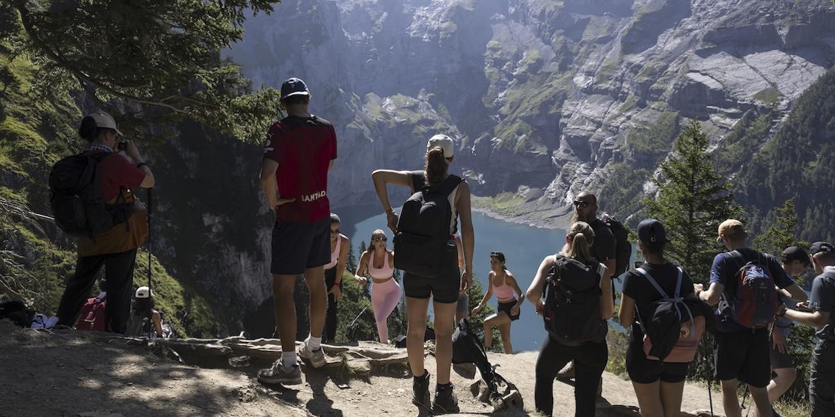 Den berömda bergssjön Oeschinensee lockar många vandrare till Schweiz.