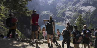 Den berömda bergssjön Oeschinensee lockar många vandrare till Schweiz.