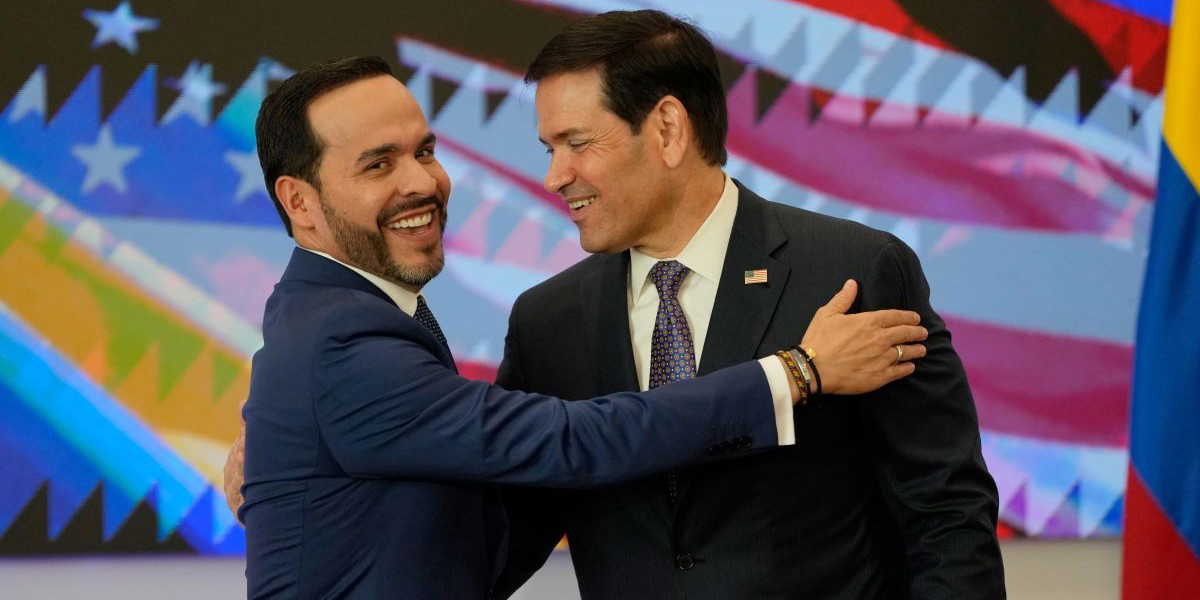 Nye presidenten Abelardo de la Espriella lutar sig mot USA, här Marco Rubio. Nu kan det påverka Saab och avtalet med Colombia om 17 plan.