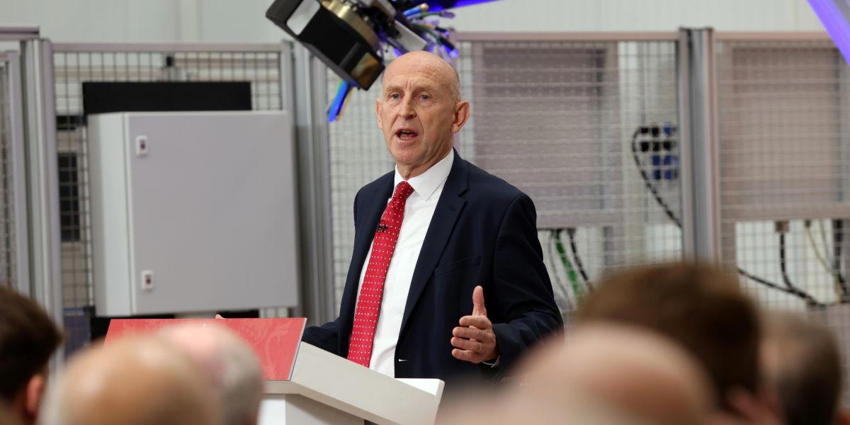 Storbritanniens finansminister John Healey jagas av sina löften som försvarsminister – löser det genom att låna till försvaret.