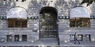 Person utanför bank