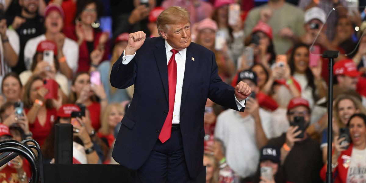 Donald Trump, här på valmöte i Texas, hemsöks av dåliga opinionssiffror inför mellanårsvalet, men påstås planera en ny attack mot Iran.