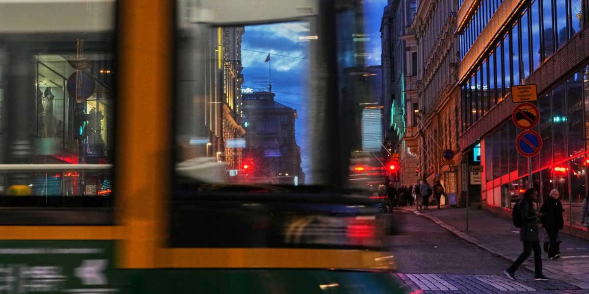 Förbud mot fossilreklam och därmed flygreklam blir det i Helsingfors. I Stockholm är motsvarande förslag ute på remiss. Förbud väntas från 2027.