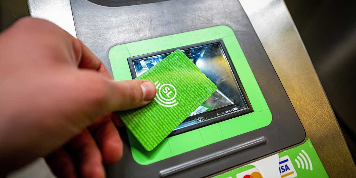 I Kungsängen norr om Stockholm har en hyresvärd börjat locka nya hyresgäster med både gratis SL-kort och tusenlappar i hyresrabatt.
