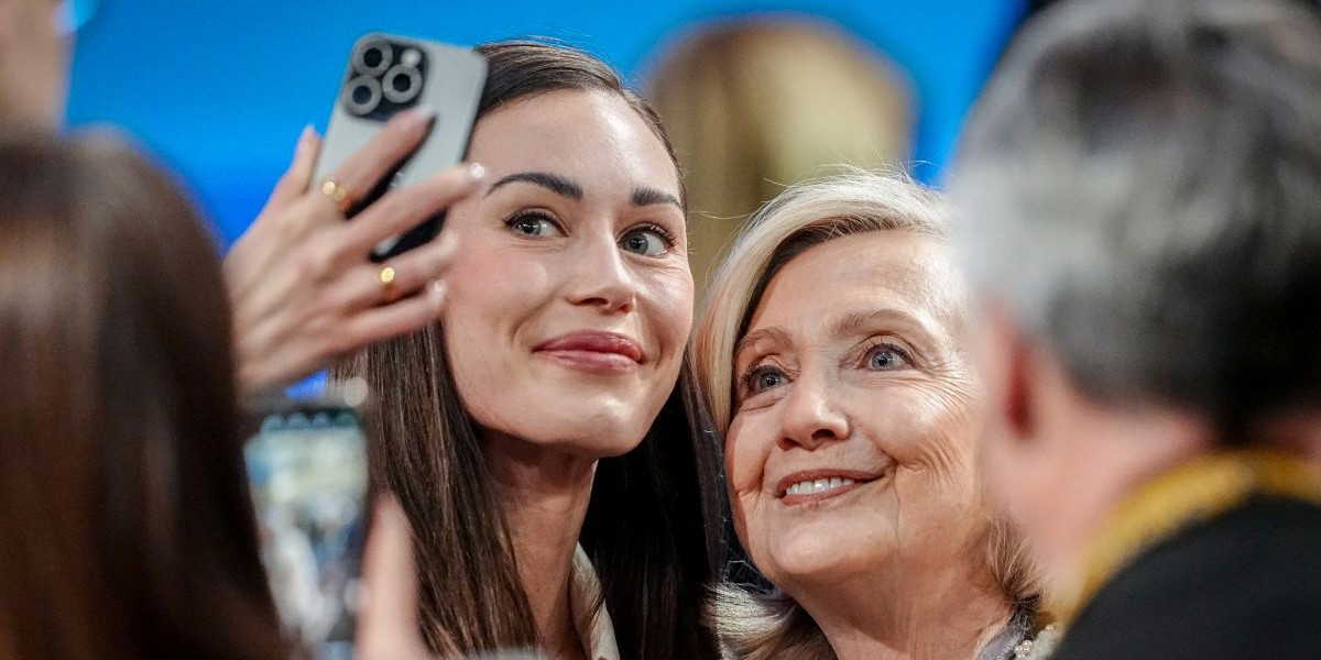 Sanna Marin och Hillary Clinton i München tidigare i år. Marin vill se ett tuffare agerande mot Ryssland – och nedskjutna stridsflygplan.