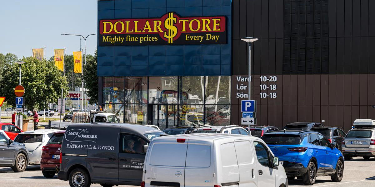 Tullen har stoppat tiotusentals produkter. 38 000 var på väg till Dollarstore och ett mindre antal till Gekås. Ärendet hanteras nu av Konsumentverket.